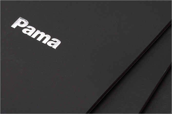黑眼睛廣告為Pama印刷的產(chǎn)品畫冊封面實拍效果，logo燙銀工藝