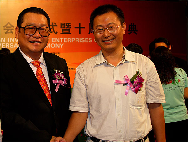 深圳市黑眼睛廣告有限公司文總和深圳市委常委、副市長、外運會組委會主任陳應春親切握手留影