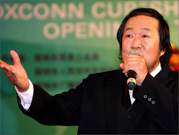 外運會開幕式上由國家一級演員、著名男高音歌唱家、深圳東方英文書院音樂教師劉傳義