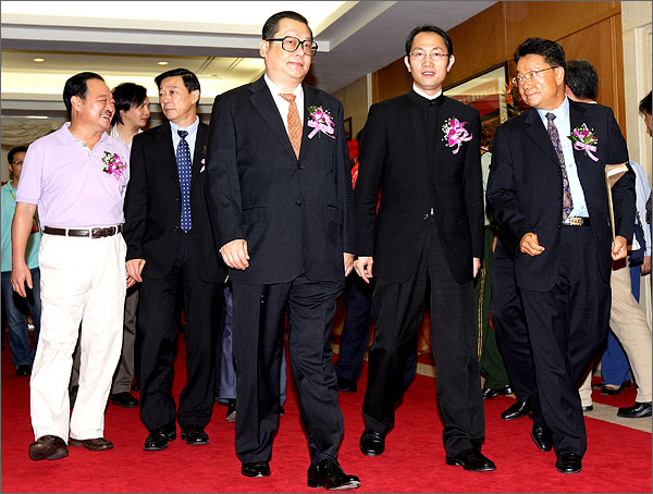 深圳市委常委、市政府副市長、外運會組委會主任陳應春、與會其他領導步入會場